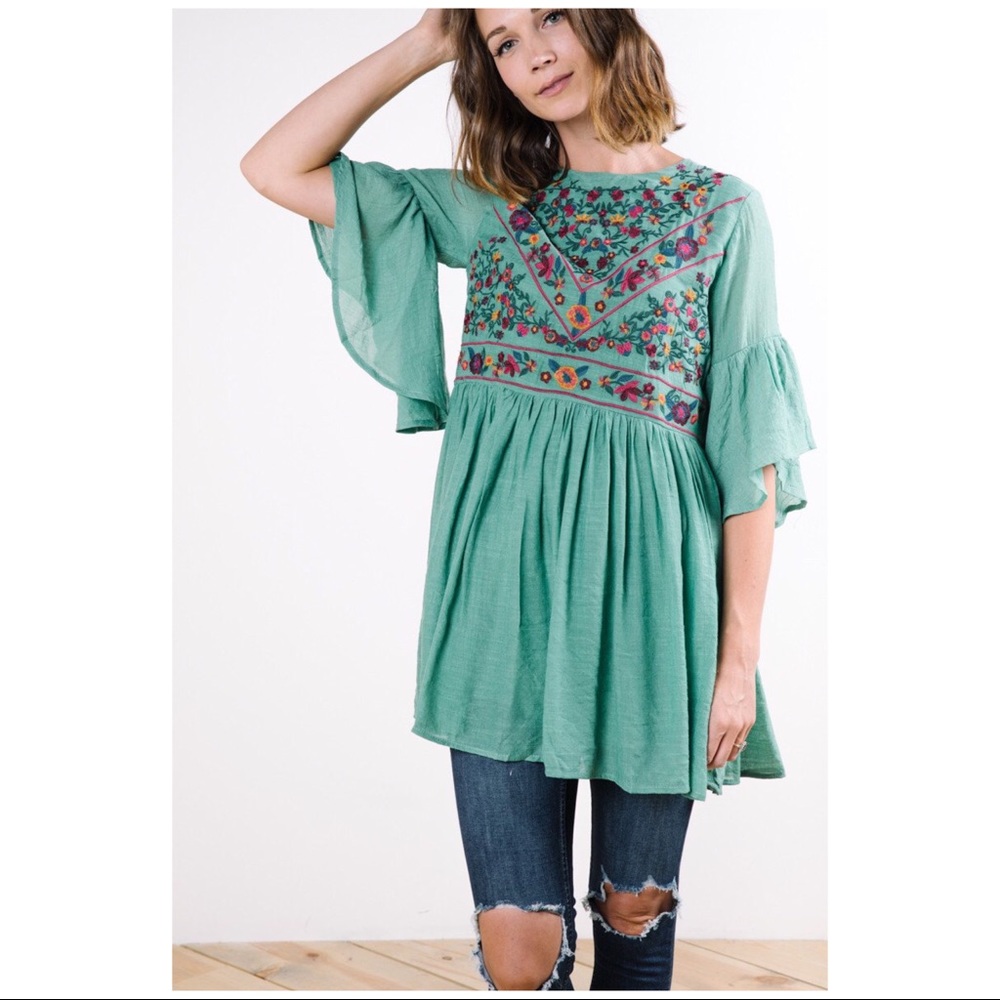 P&S THE MONICA EMBROIDERED TUNIC BLOUSE IN SAGE M